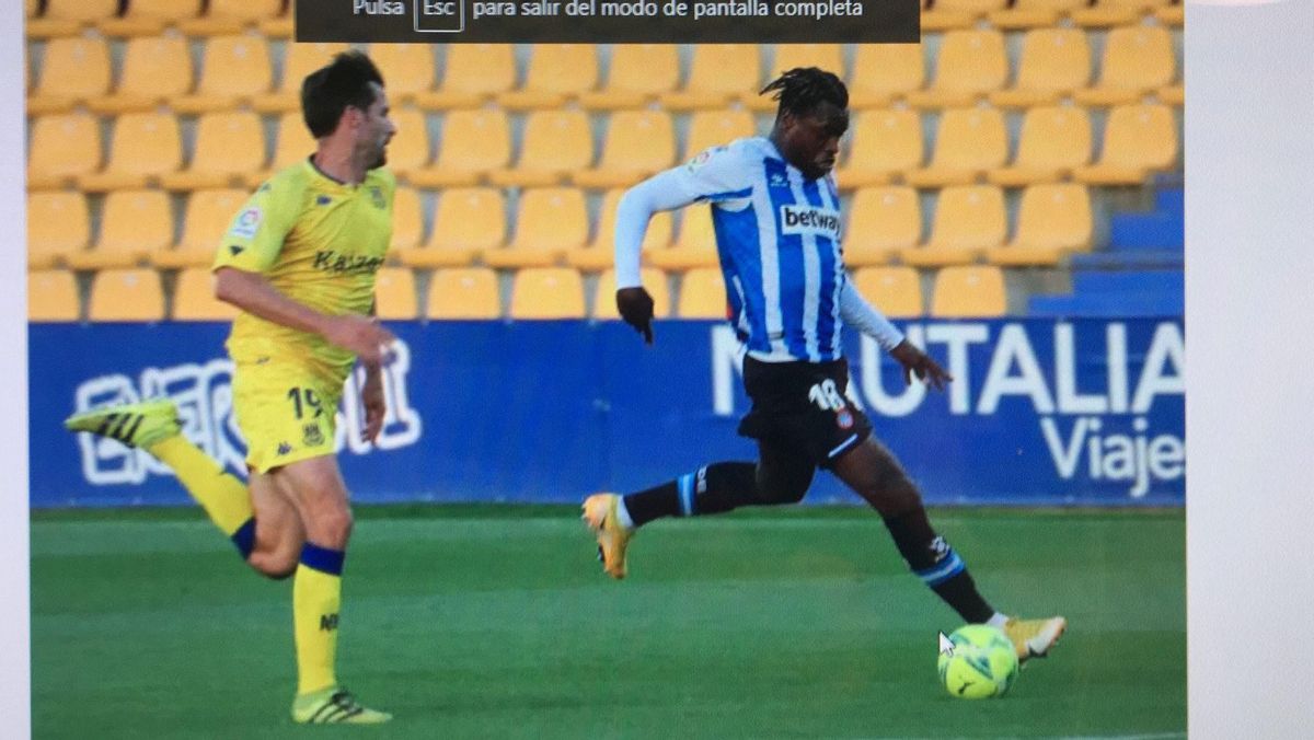 Dimata controla un balón en la derrota blanquiazul ante el Alcorcón. Dimata controla un balón en la derrota blanquiazul ante el Alcorcón.