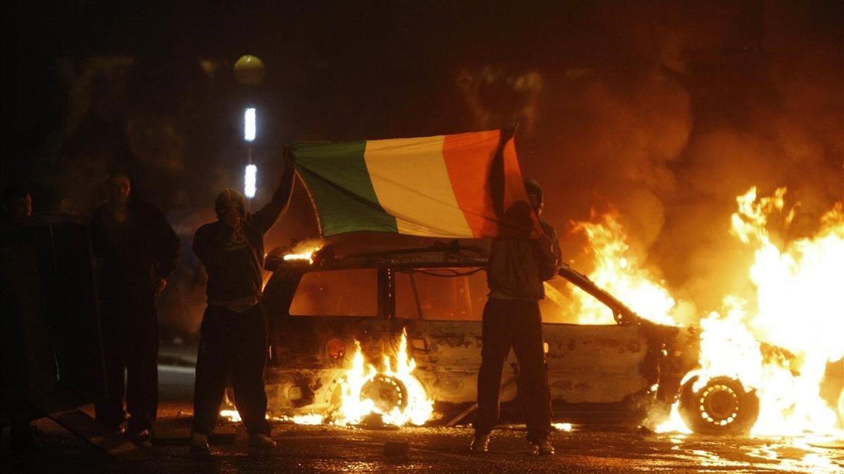 zentauroepp13586025 nationalist protesters brandish the irish tricolour flag dur191020183836 zentauroepp13586025 nationalist protesters brandish the irish tricolour flag dur191020183836