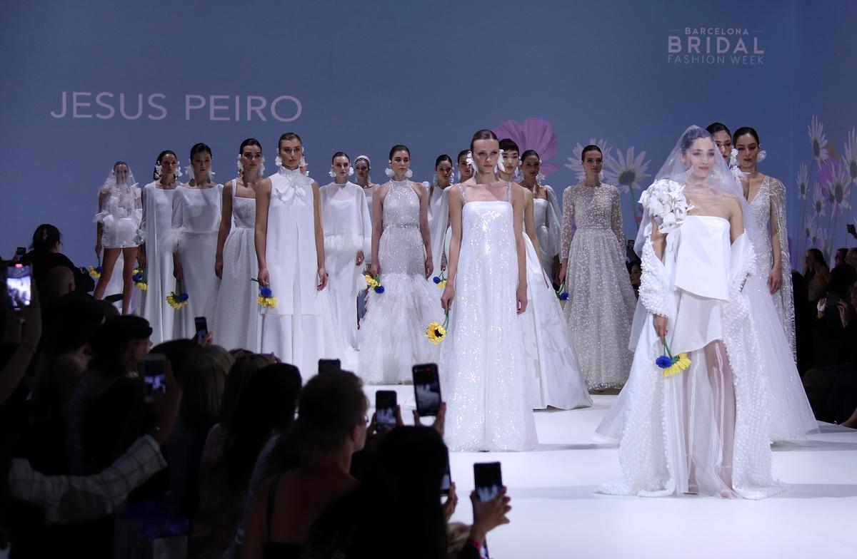 Las 'ninfas' de Jesús Peiró estrenan la pasarela de moda nupcial de  Barcelona