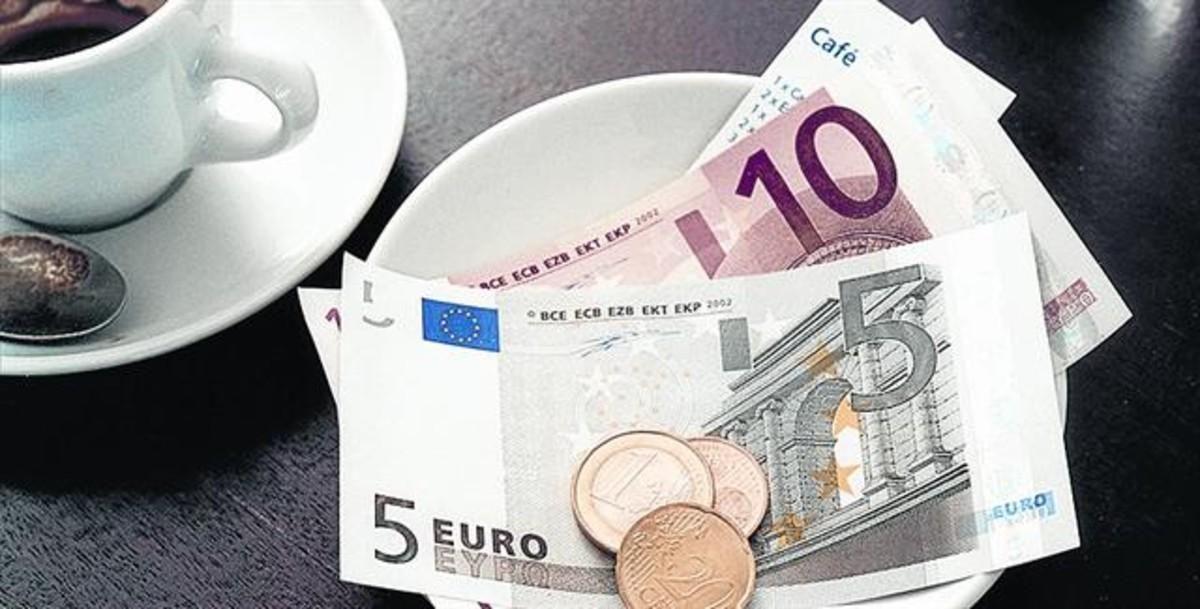 Complementarios 8Cambio en billetes y monedas en la mesa de una cafetería tras una consumición. Complementarios 8Cambio en billetes y monedas en la mesa de una cafetería tras una consumición.