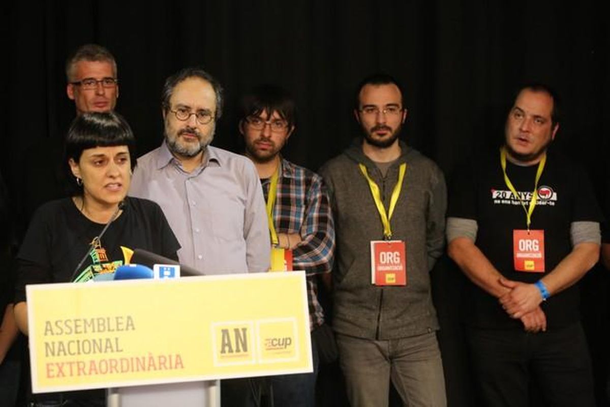 Anna Gabriel, rodeada por la cúpula de la CUP, en la rueda de prensa posterior a la asamblea del 27 de diciembre. Anna Gabriel, rodeada por la cúpula de la CUP, en la rueda de prensa posterior a la asamblea del 27 de diciembre.