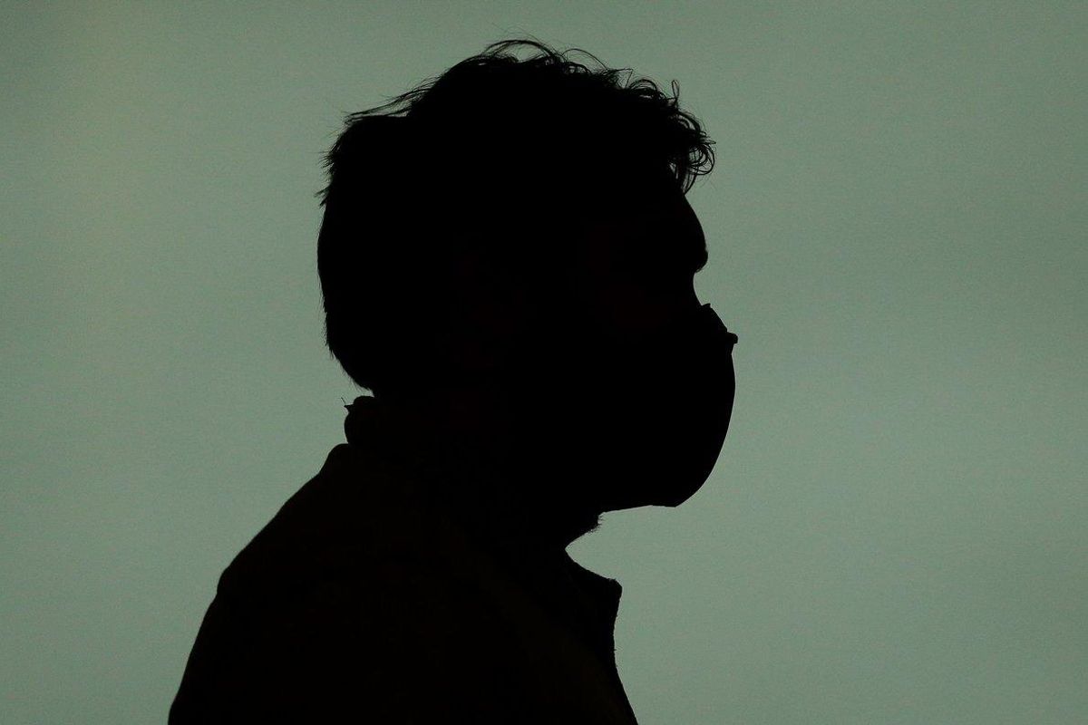Una persona, con mascarilla en el aeropuerto de El Prat, este lunes. Una persona, con mascarilla en el aeropuerto de El Prat, este lunes.