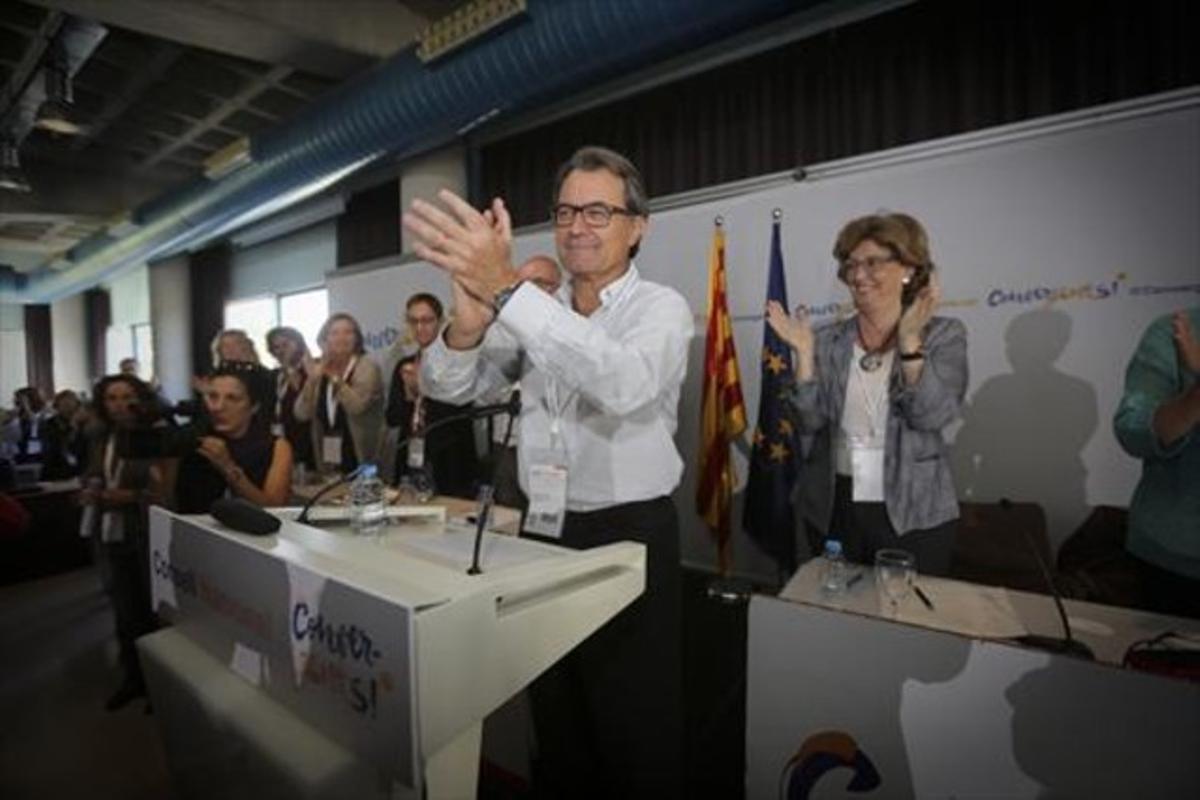 El líder de CDC y ’president’ en funciones, Artur Mas, durante su intervención en el consejo nacional de Convergència, ayer. El líder de CDC y ’president’ en funciones, Artur Mas, durante su intervención en el consejo nacional de Convergència, ayer.