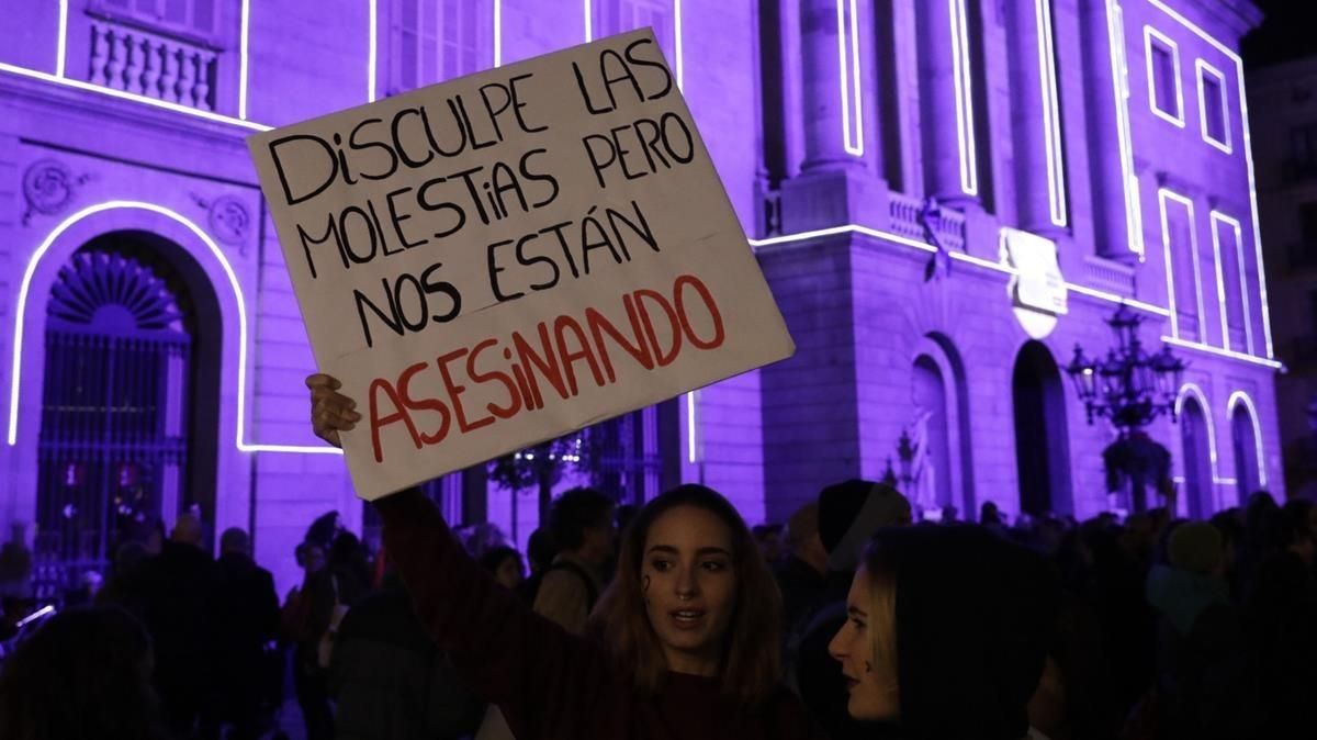 Manifestación contra la violencia machista en la plaza de Sant Jaume, en noviembre del 2016. Manifestación contra la violencia machista en la plaza de Sant Jaume, en noviembre del 2016.
