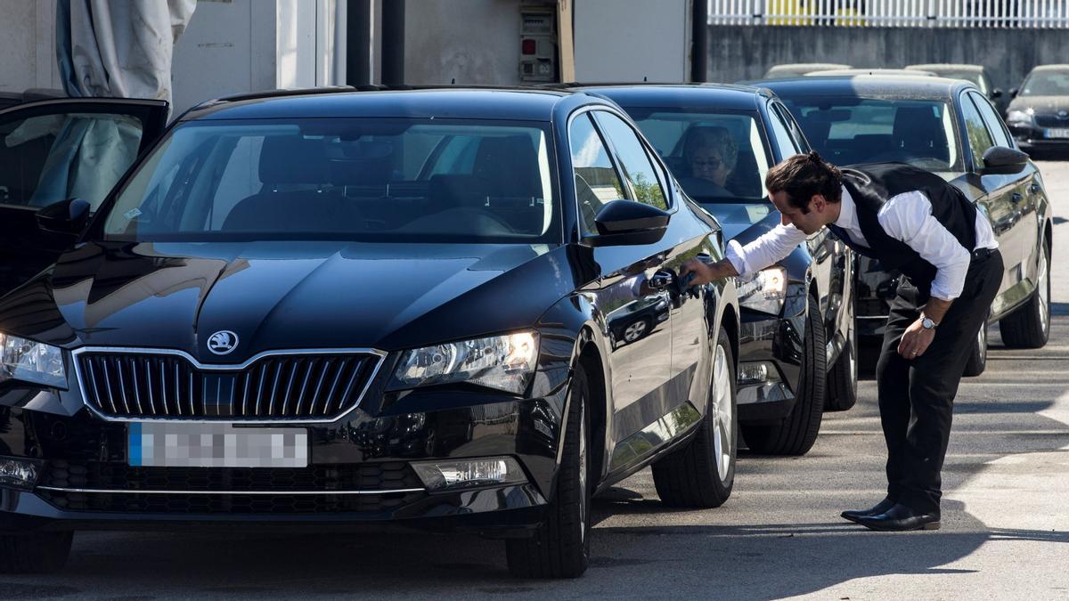 Un conductor de Cabify limpia su vehículo en Barcelona