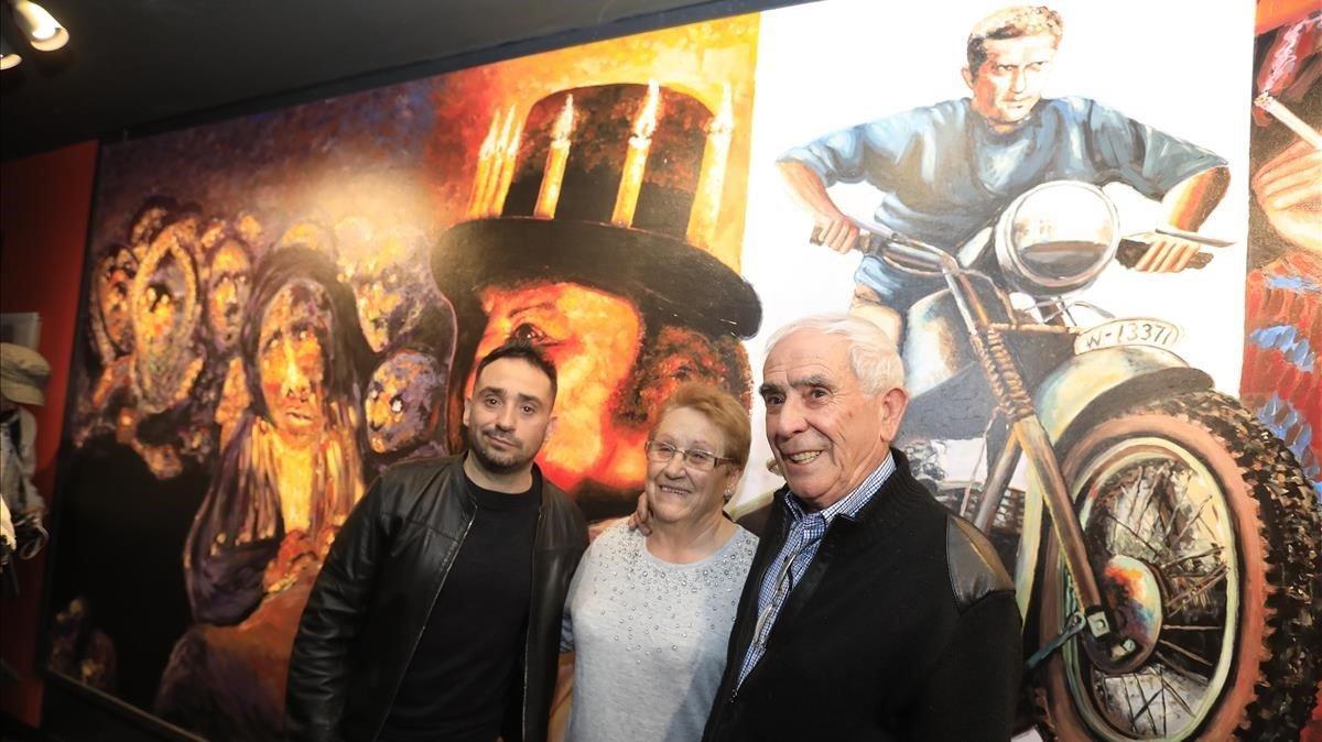 El director J. A. Bayona; su madre, Piedad Bayona; y su padre, Juan Antonio García, ante el mural pintado por el último en los cines Verdi, de Barcelona.