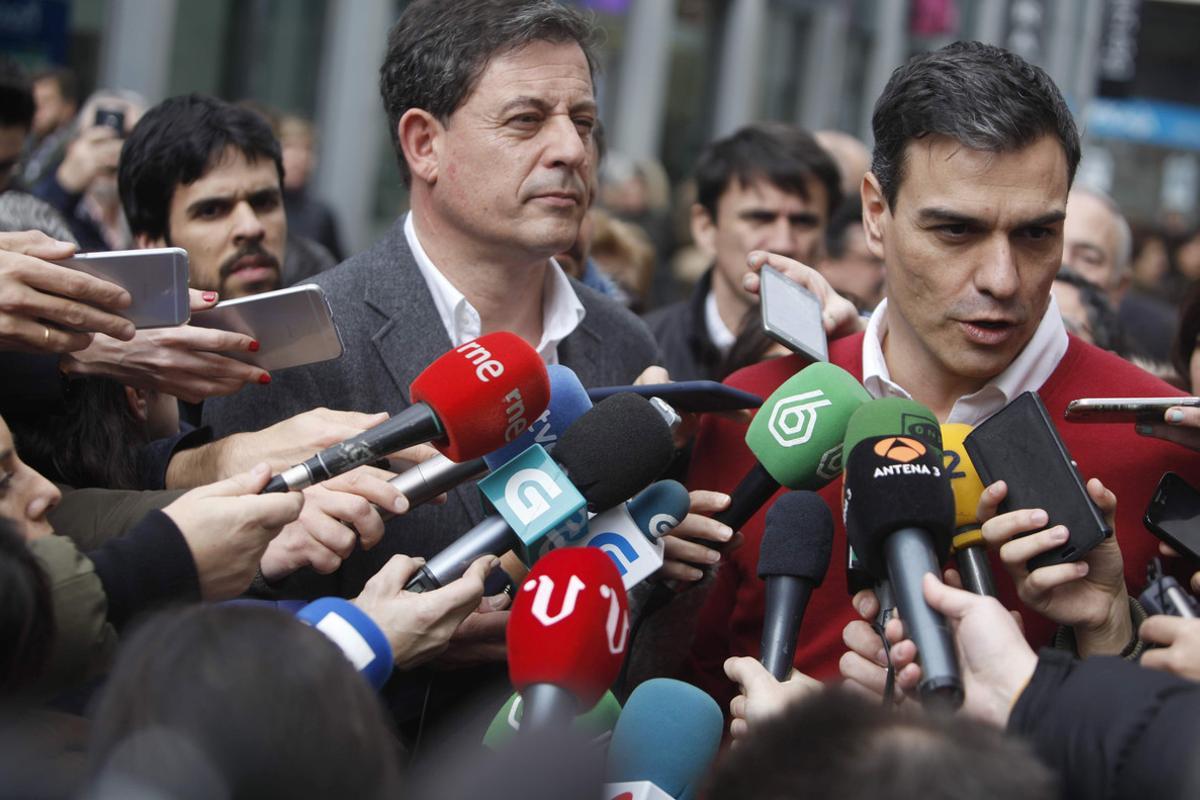Besteiro, tras Pedro Sánchez, este jueves, durante la visita del líder socialista a A Coruña.