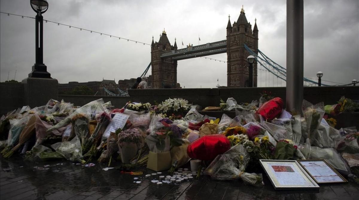 Varios ramos de flores, velas y mensajes dejados en memoria de las víctimas en los alrededores del Ayuntamiento en Londres, el 6 de junio.