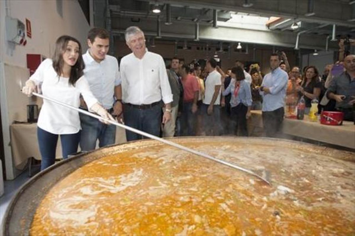 Arrimadas, Rivera y Alonso 8 Peleándose con el arroz, en Tarragona. Arrimadas, Rivera y Alonso 8 Peleándose con el arroz, en Tarragona.
