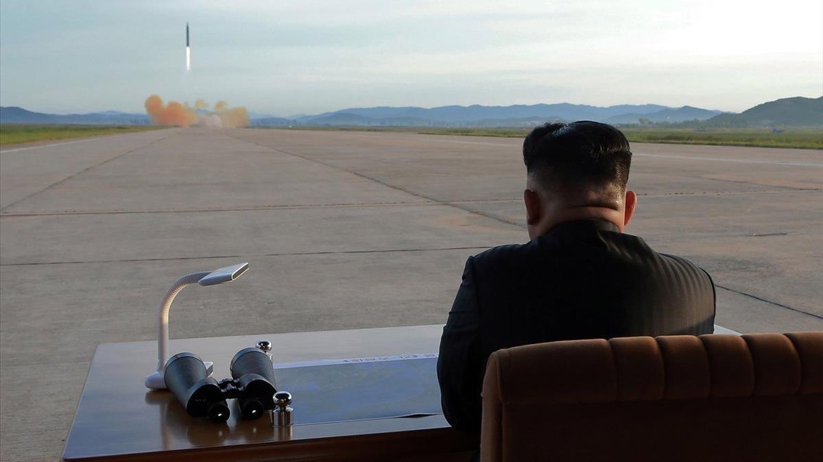 El líder norcoreano, Kim Jong-un, observa el lanzamiento de un misil el pasado mes de septiembre.