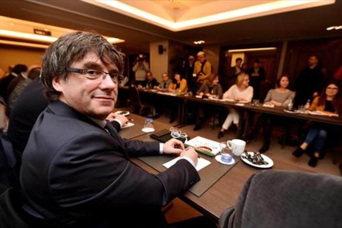 Carles Puigdemont, durante la reunión con diputados de su partido, JxCat, en Bruselas, el pasado miércoles. Carles Puigdemont, durante la reunión con diputados de su partido, JxCat, en Bruselas, el pasado miércoles.
