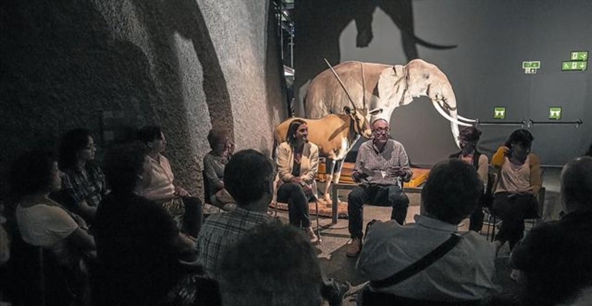 Sesión del Club dels Llunàtics del pasado 28 de septiembre en el Museu Blau, que reunió a 40 asistentes. Sesión del Club dels Llunàtics del pasado 28 de septiembre en el Museu Blau, que reunió a 40 asistentes.