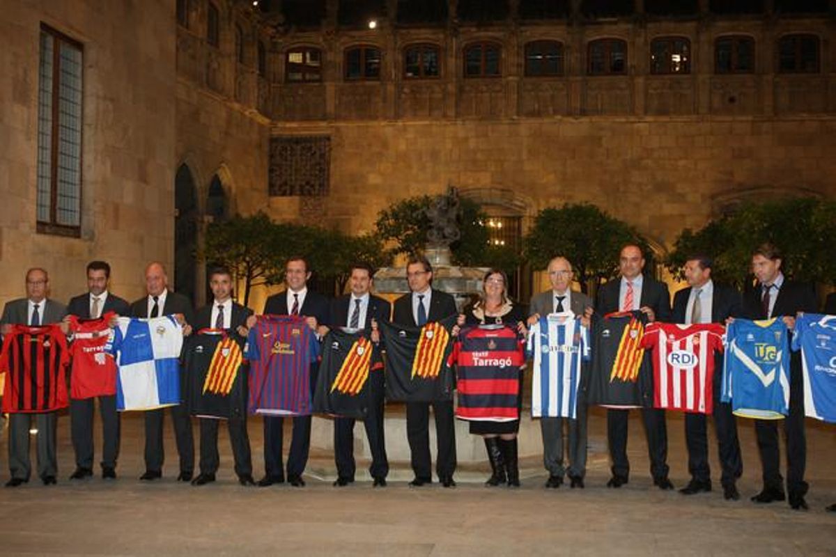 Foto de familia de los presidentes de los clubes de fútbol que firmaron el convenio de apoyo a las selecciones catalanas, el lunes en el Palau, con Artur Mas. Foto de familia de los presidentes de los clubes de fútbol que firmaron el convenio de apoyo a las selecciones catalanas, el lunes en el Palau, con Artur Mas.