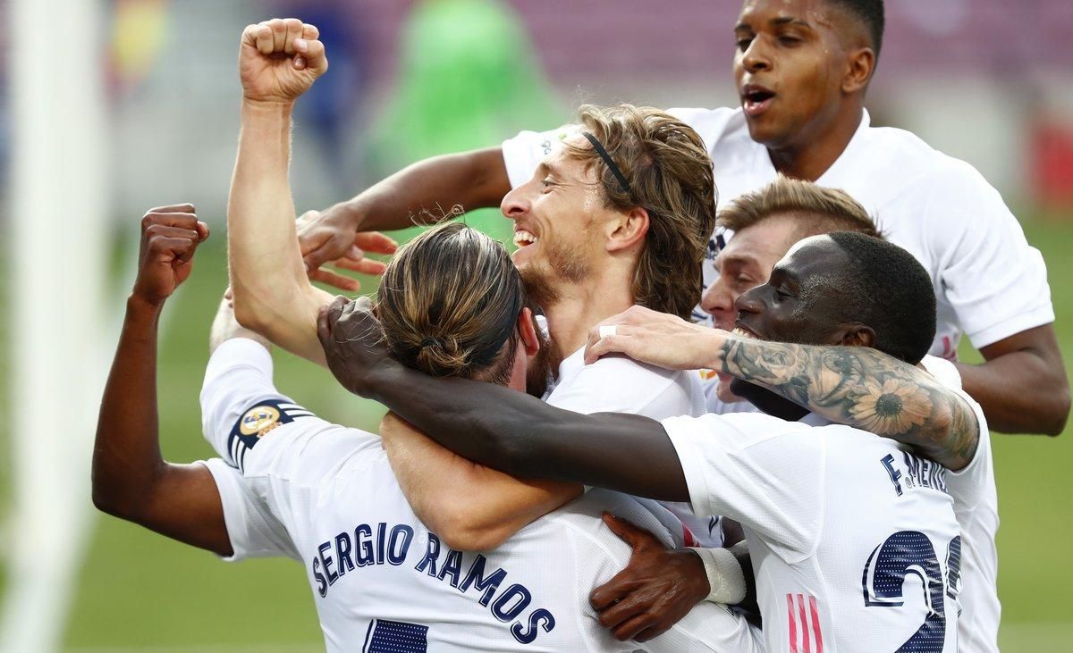 Los jugadores del Madrid celebran el tercer gol en el Clásico. Los jugadores del Madrid celebran el tercer gol en el Clásico.