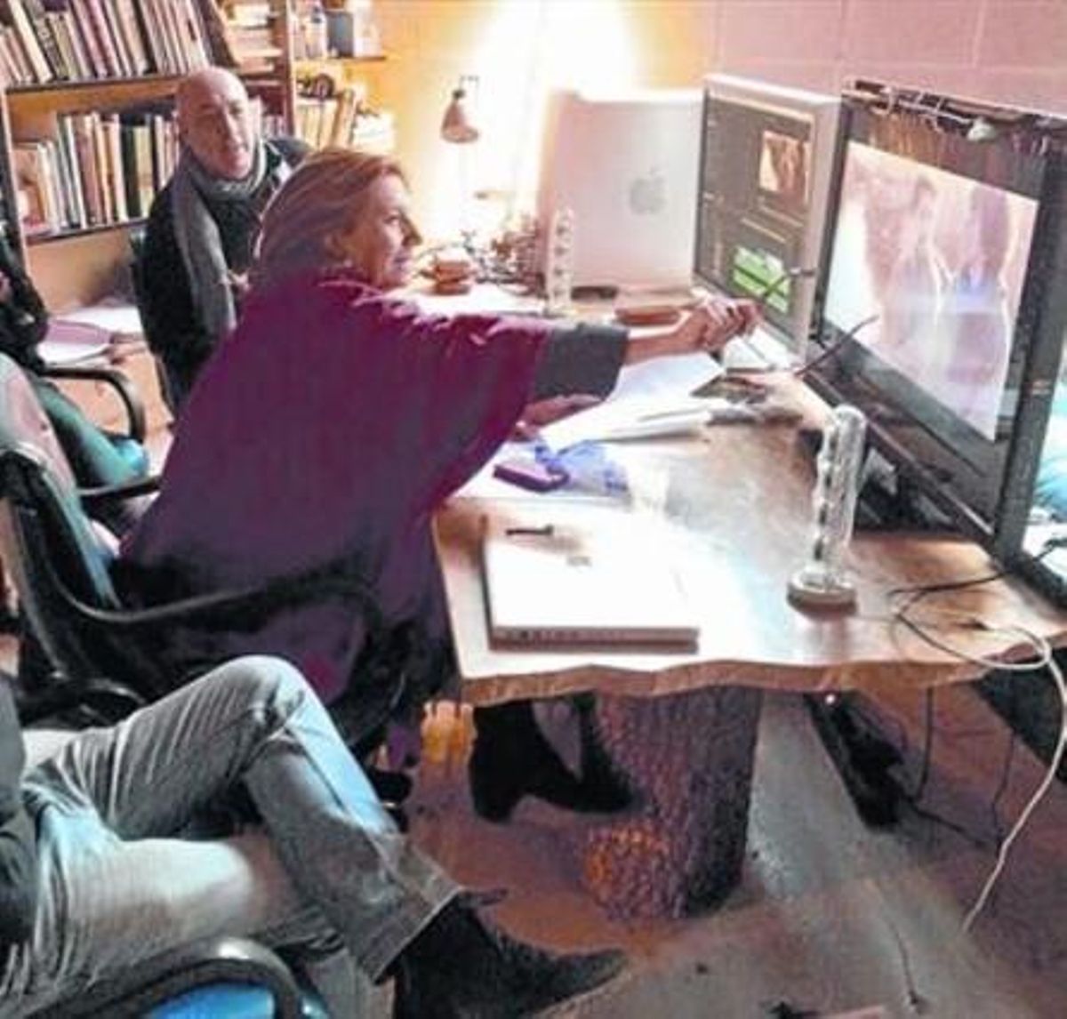 Isona Passola, centro, montando ’L’Endemà’ financiada con Verkami. Isona Passola, centro, montando ’L’Endemà’ financiada con Verkami.
