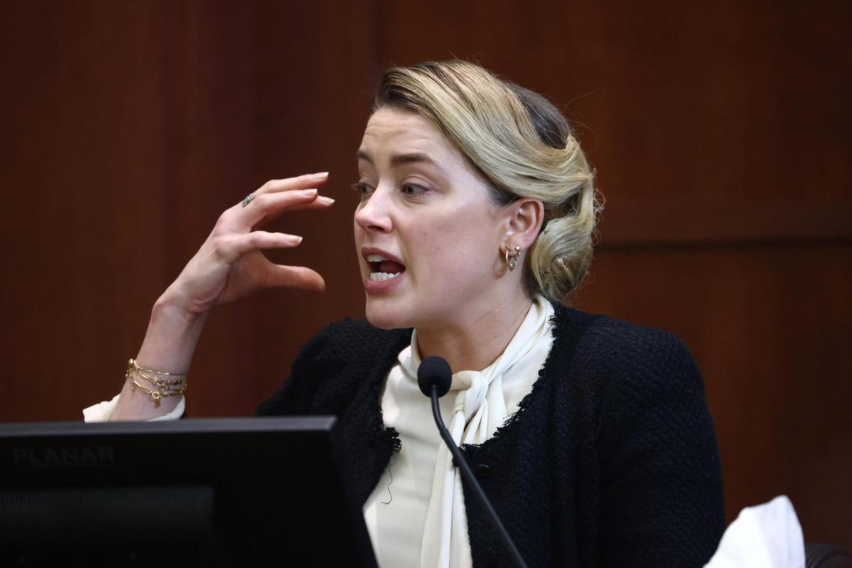 Experta analiza el lenguaje corporal de Amber Heard durante sus declaraciones