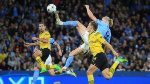 Haaland, en una posición acrobática, logra el gol del triunfo del City sobre el Dortmund.