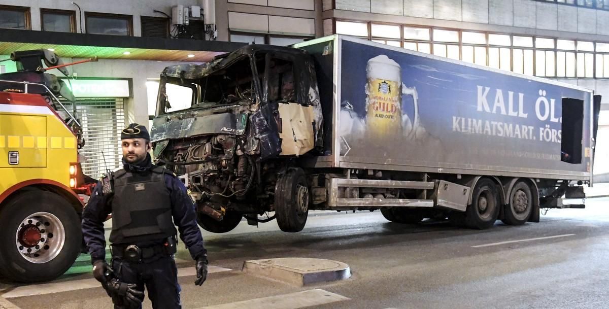 La policía retira el camión con el que un terrorista perpetró un atentado en el centro de Estocolmo. La policía retira el camión con el que un terrorista perpetró un atentado en el centro de Estocolmo.