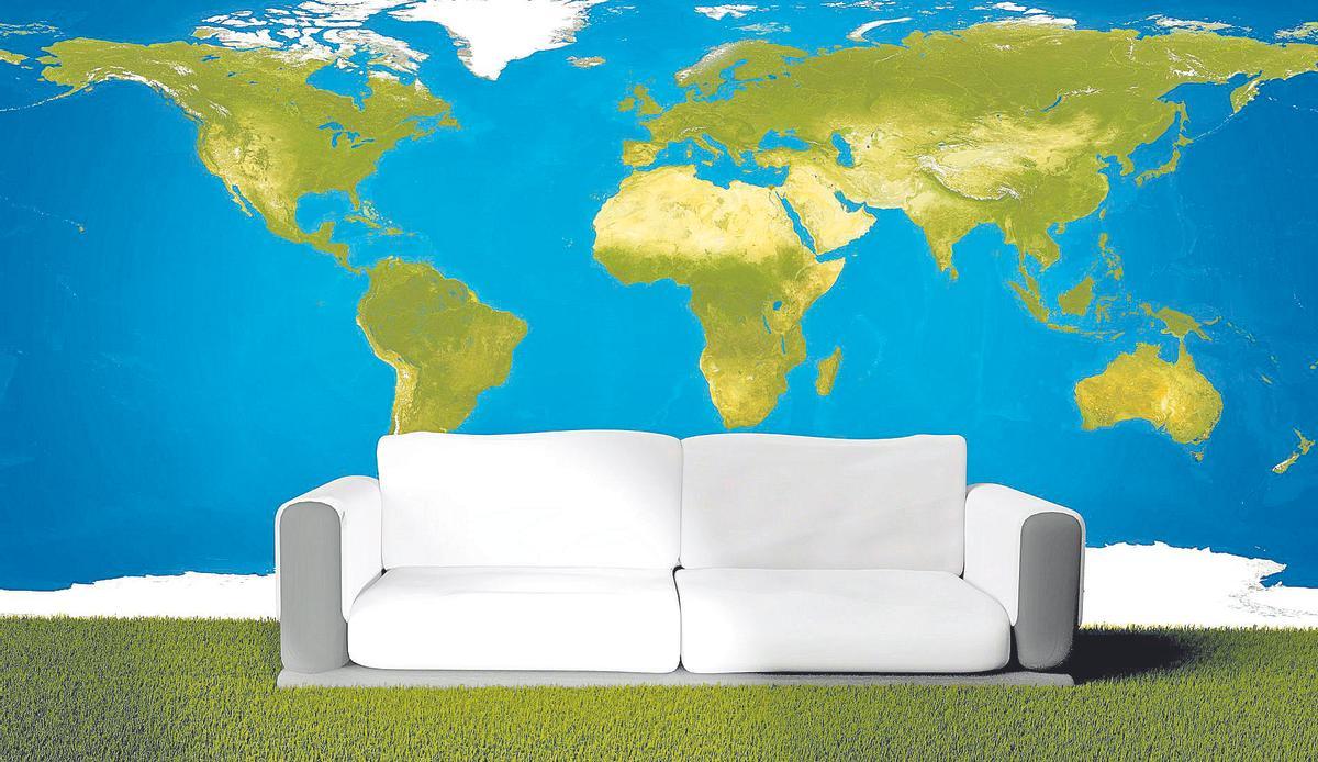 Un sofá delante de un mapa del mundo