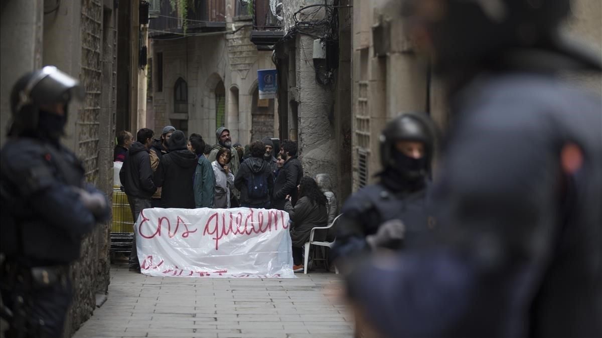 La presión vecinal consigue evitar un desahucio en la calle Correu Vell (Gòtic), el pasado octubre. La presión vecinal consigue evitar un desahucio en la calle Correu Vell (Gòtic), el pasado octubre.