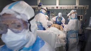 Equipo de sanitarios en la uci del Hospital del Mar de Barcelona.