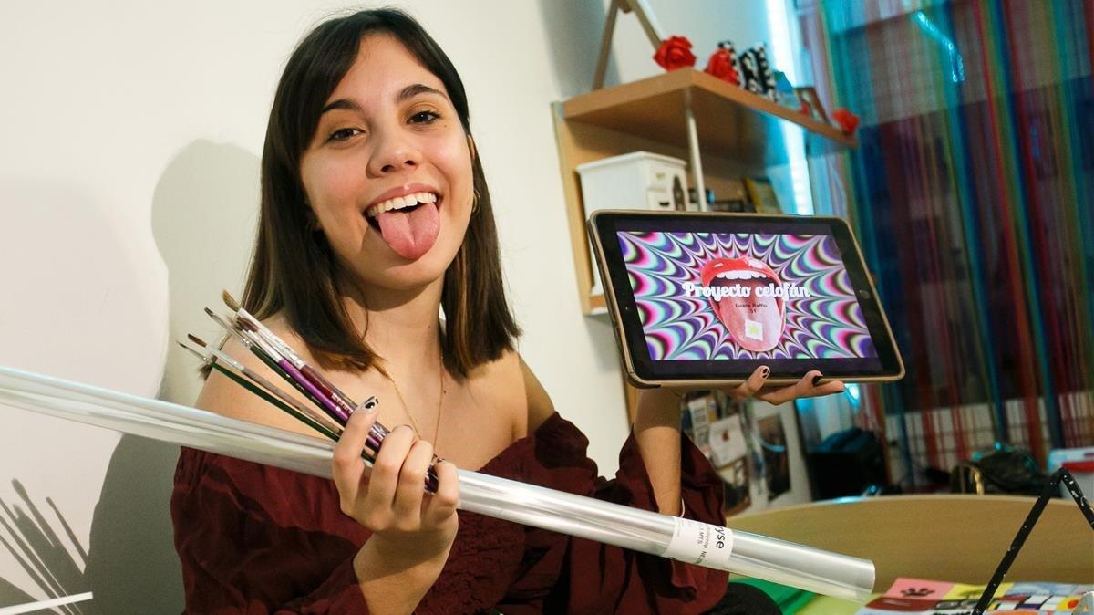 Luana Raffio, estudiante de primer curso de Diseño en la UB, con una de las creaciones que ha tenido que realizar.