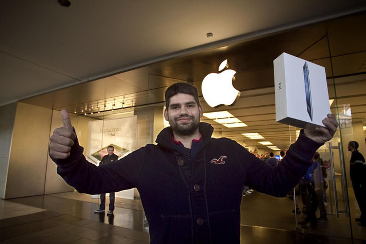 Albert Llambrich, comprador del primer iPad 3 en la Apple Store de Barcelona.