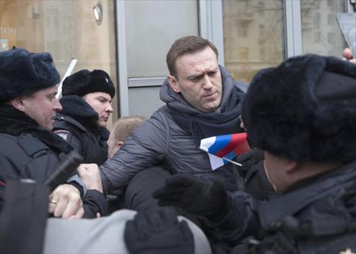El opositor Alekséi Navalny, en el momento de ser detenido por policías, en Moscú.