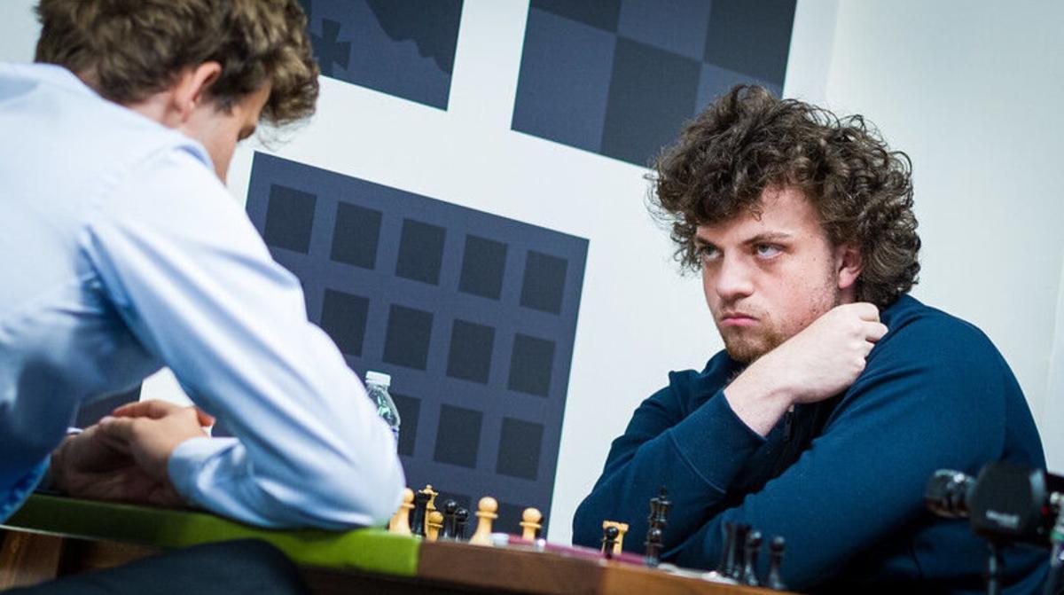 Niemann mira fijamente a Carlsen durante su partida en San Luis. 