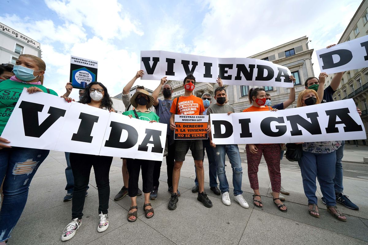 Concentración frente al Congreso de los Diputados por una vivienda digna y contra los desahucios. Concentración frente al Congreso de los Diputados por una vivienda digna y contra los desahucios.