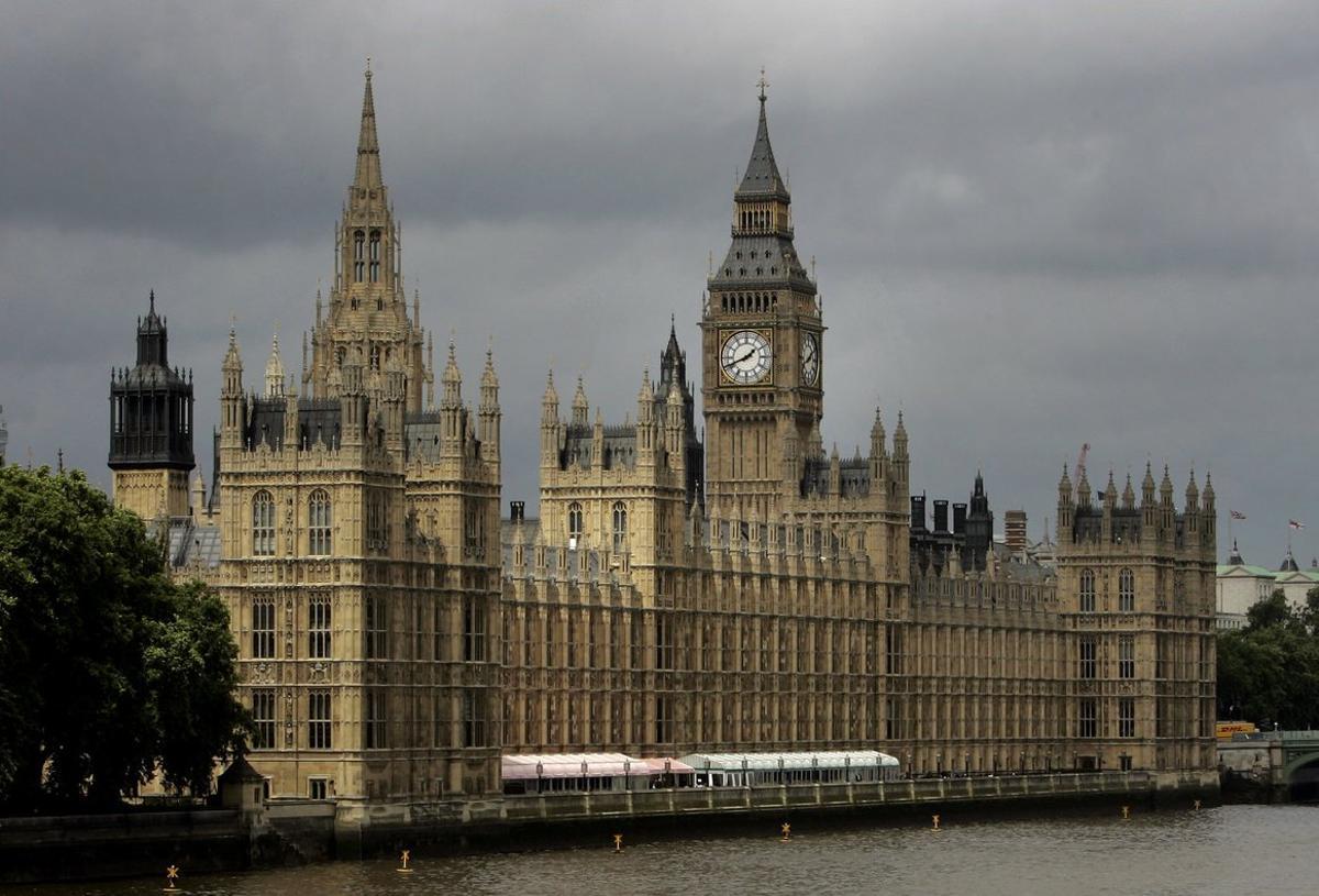 Detingut un exministre i diputat britànic per presumpta violació