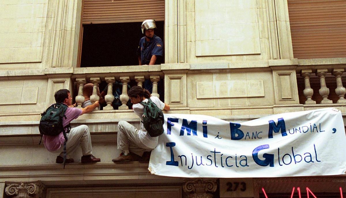 El 28 de septiembre del 2000 un grupo de activistas se colgaron de uno de los balcones del consulado de la República Checa para exigir la liberación de los españoles detenidos en Praga durante los actos de protesta por la cumbre del Fondo Monetario Internacional. 