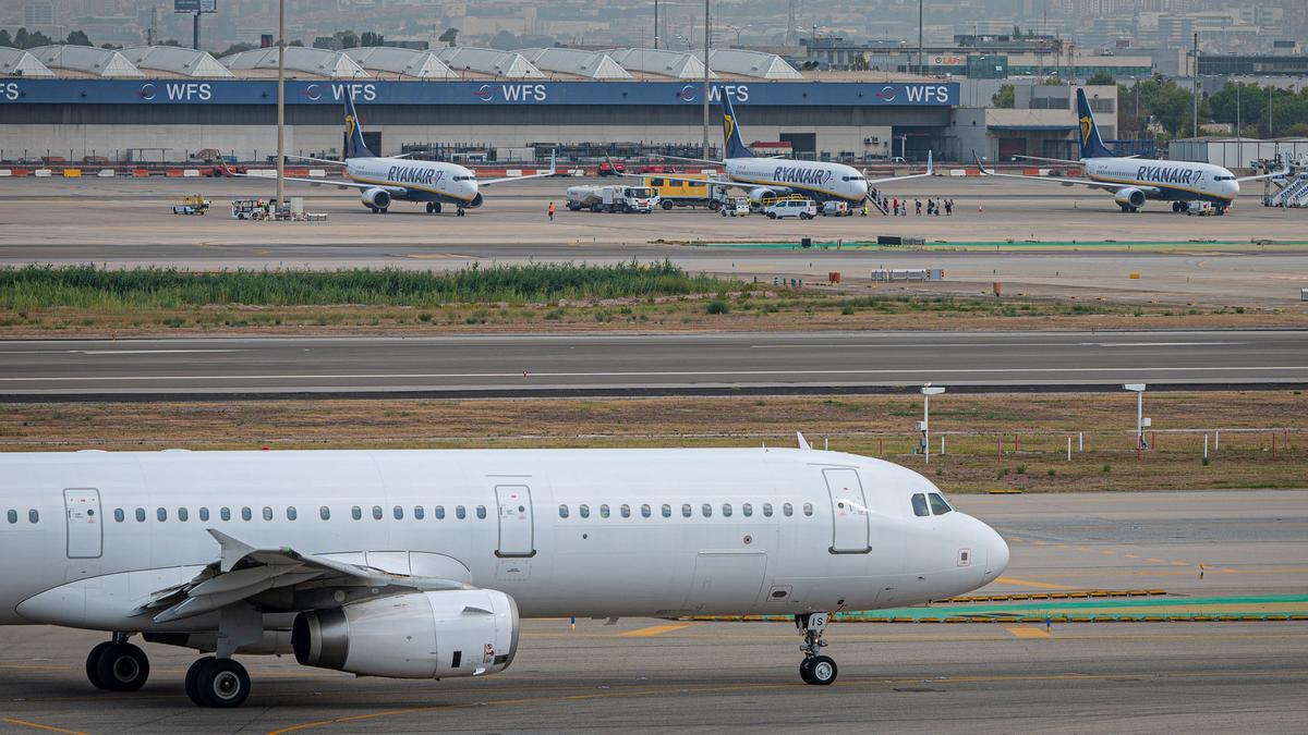 Varios aviones estacionados en el aeropuerto de Barcelona. Varios aviones estacionados en el aeropuerto de Barcelona.