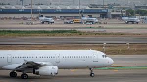 Varios aviones estacionados en el aeropuerto de Barcelona.