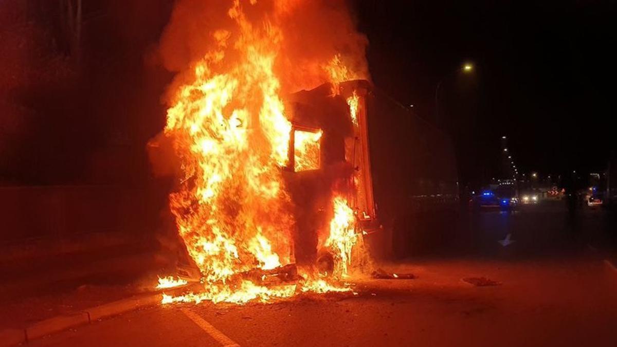 Un ferit greu per cremades en l’incendi d’un camió a Sabadell