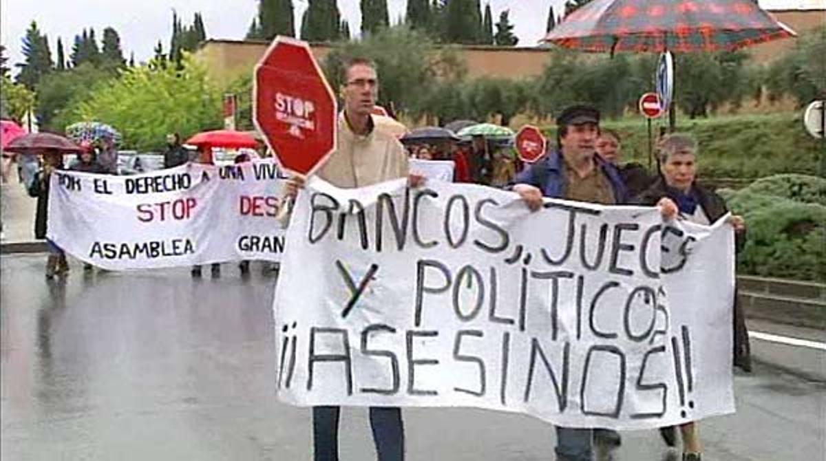 Imágenes del entierro de J.M Domingo y la marcha de Stop Desahucios contra los bancos y los políticos