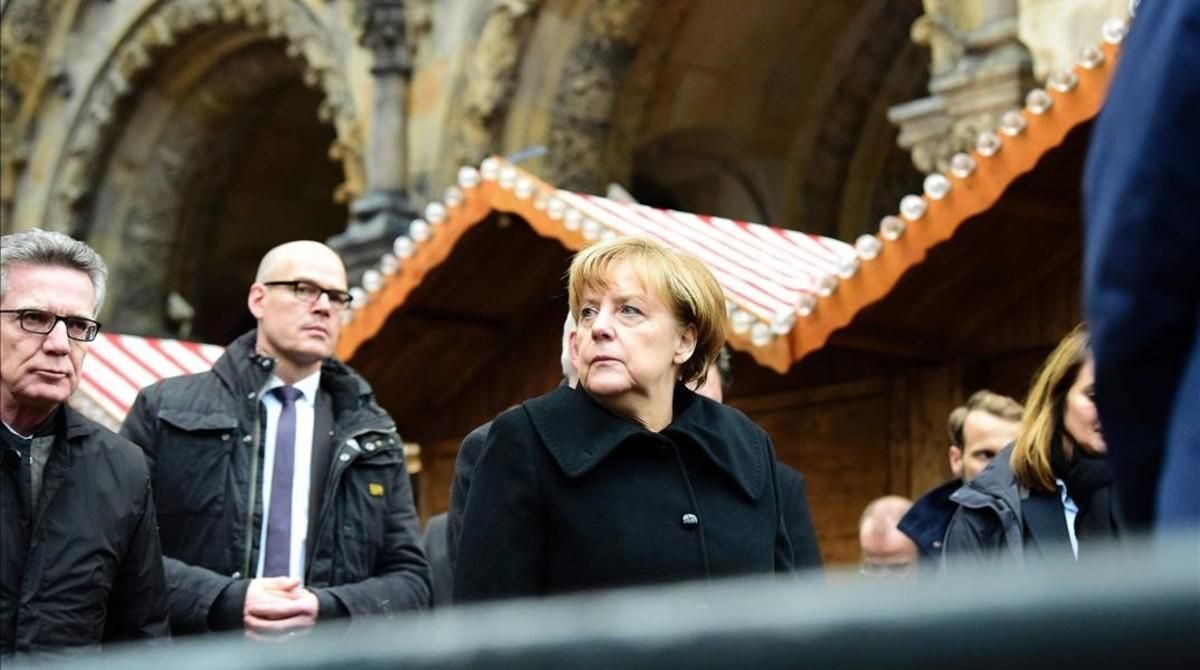 La cancillera Angela Merkel en el lugar del atentado. La cancillera Angela Merkel en el lugar del atentado.
