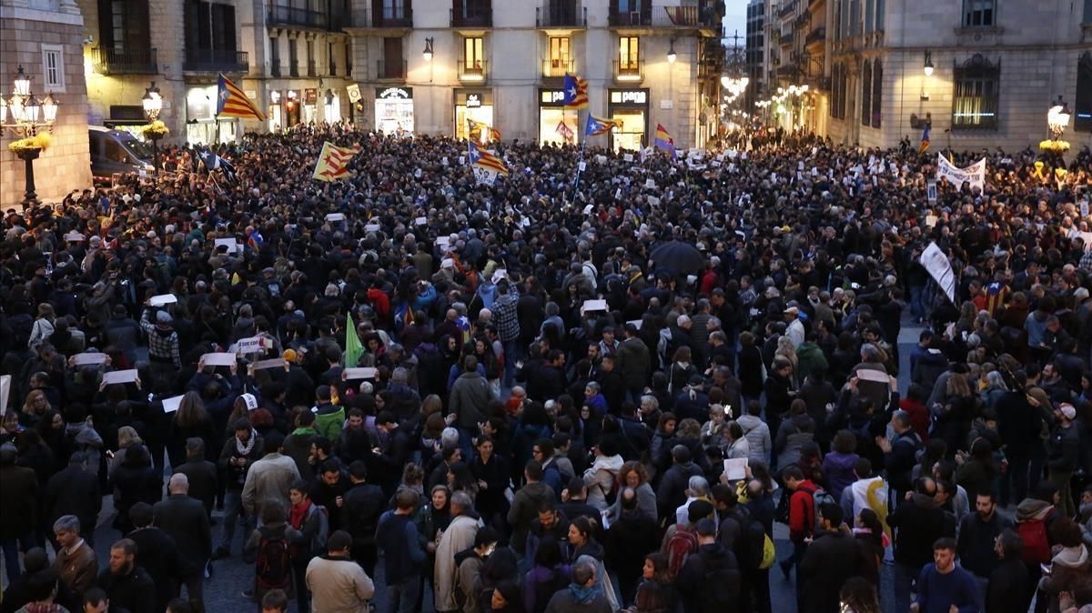 Concentración de apoyo a los CDR, en la plaza Sant Jaume de Barcelona, este martes. Concentración de apoyo a los CDR, en la plaza Sant Jaume de Barcelona, este martes.