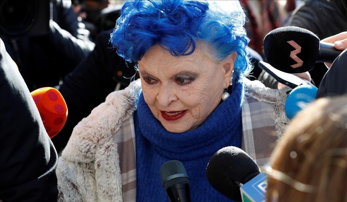 Lucía Bosé, a su salida de la Audiencia Provincial de Madrid. Lucía Bosé, a su salida de la Audiencia Provincial de Madrid.
