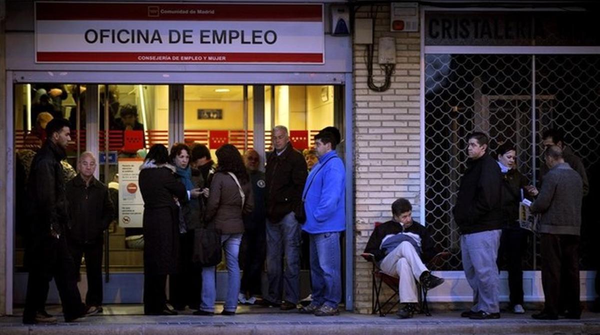 España creó 413.900 empleos en el 2016 pero con un frenazo final