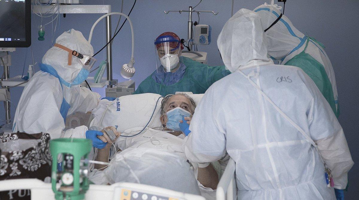 Sanitarios atienden a un enfermo de covid-19 en la uci de un hospital.