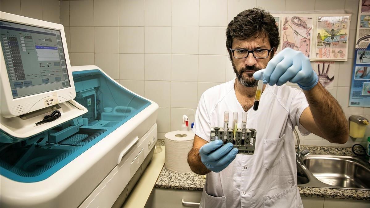 El doctor Mateu Espasa, en el servicio de microbiología de la Unitat d’Atenció Continuada de Drassanes-Vall d’Hebron. 
