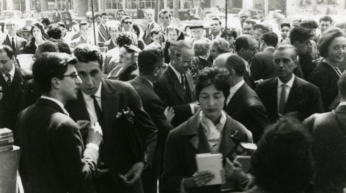 Josep Pla, al fondo, en el puesto de la Llibreria Jaimes, el dia de Sant Jordi, de 1961.