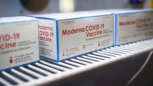 Las cajas que contienen la vacuna Moderna Covid-19.