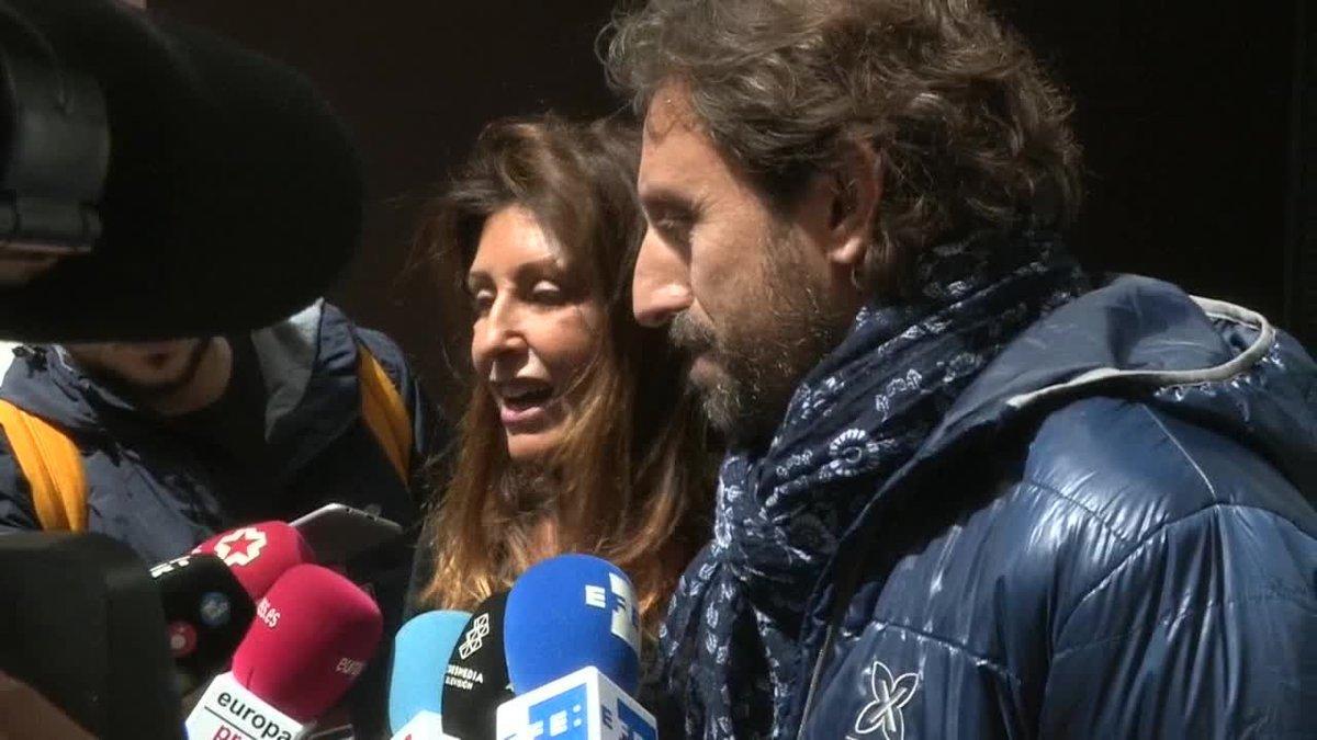 Marta Pineda, esposa de Sandro Rosell, y el hermano del expresidente del Barça han declarado a los medios, a las puertas de su vivienda, que su intención es recuperar la vida normal y no recordar más los difíciles momentos vividos en prisión.