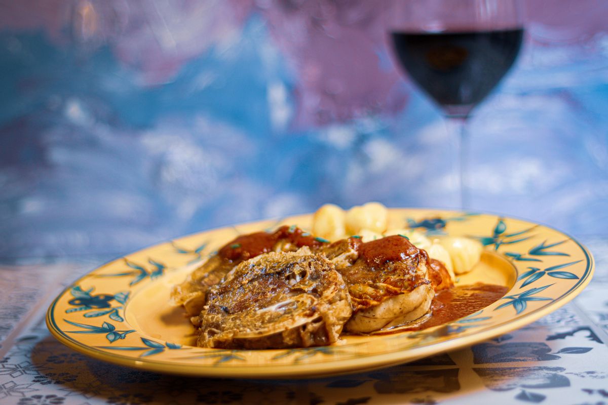Una copa de vino y un castizo plato de oreja. Una copa de vino y un castizo plato de oreja.