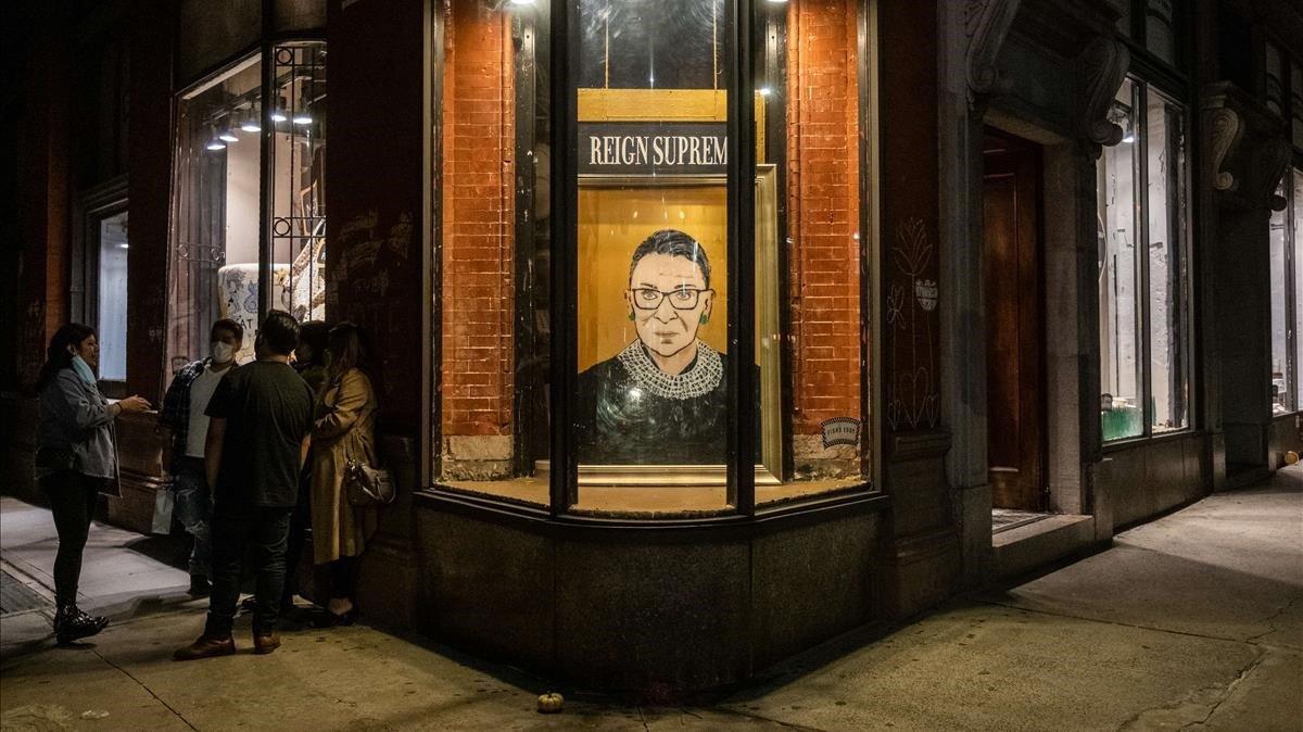 Retrato de la magistrada Ruth Bader Ginsburg en un escaparate de Nueva York. Retrato de la magistrada Ruth Bader Ginsburg en un escaparate de Nueva York.