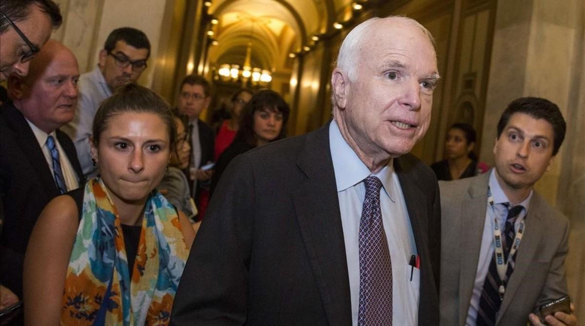 El senador republicano John McCain tras el voto sobre la reforma del sistema sanitario.
