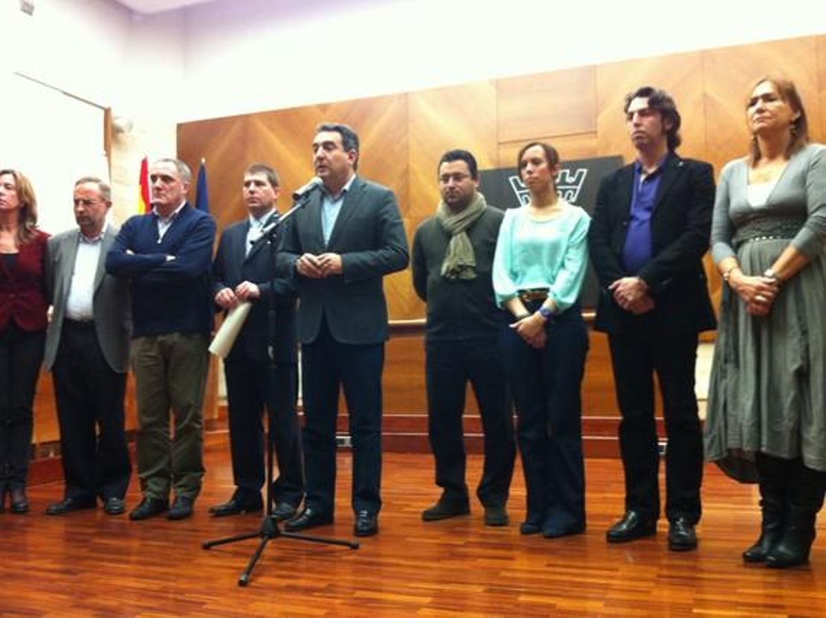 Manuel Bustos, arropado por su equipo municipal, en su comparecencia. Manuel Bustos, arropado por su equipo municipal, en su comparecencia.