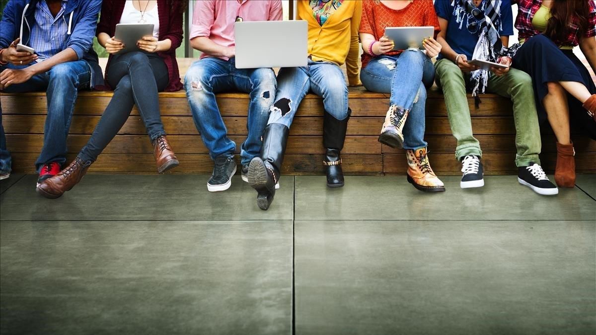 Un grupo de jóvenes. Un grupo de jóvenes.
